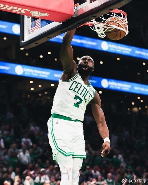 杰伦-布朗翻身跳投弹出篮框,凯尔特人103-104不敌活塞 杰伦-布朗翻身跳投弹出篮框,凯尔特人103-104不敌活塞